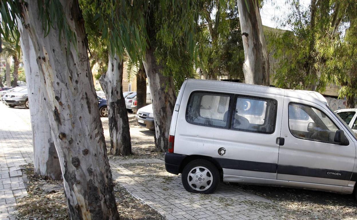 Las aceras se convierten en aparcamientos en Pedregalejo