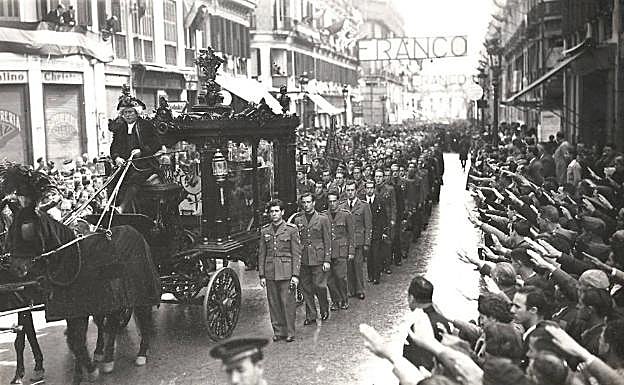 Cortejo fúnebre de Joaquín García Morato a su paso por Calle Larios.