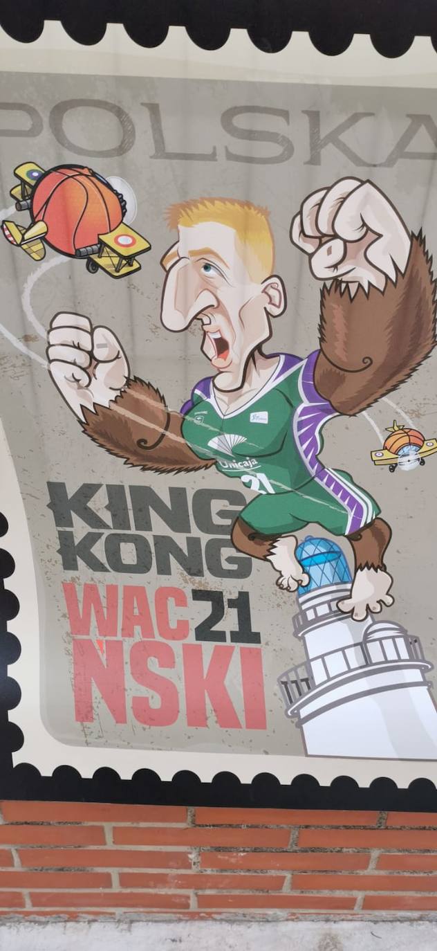 Fotos: Exposición de carteles y caricaturas de baloncesto de Jesús Roldán