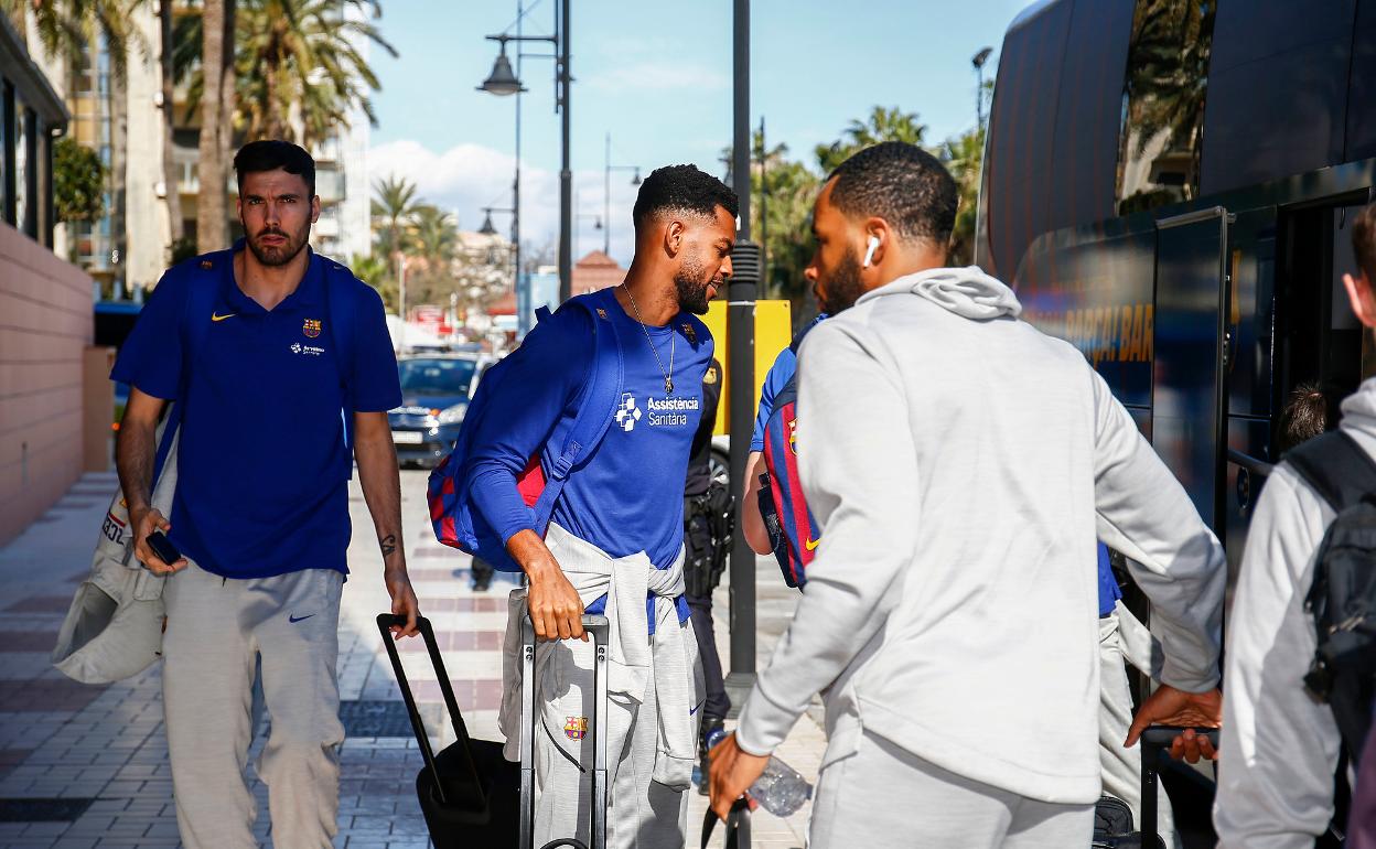 El Barcelona, a su llegada ayer al hotel de concentración en Torremolinos. 