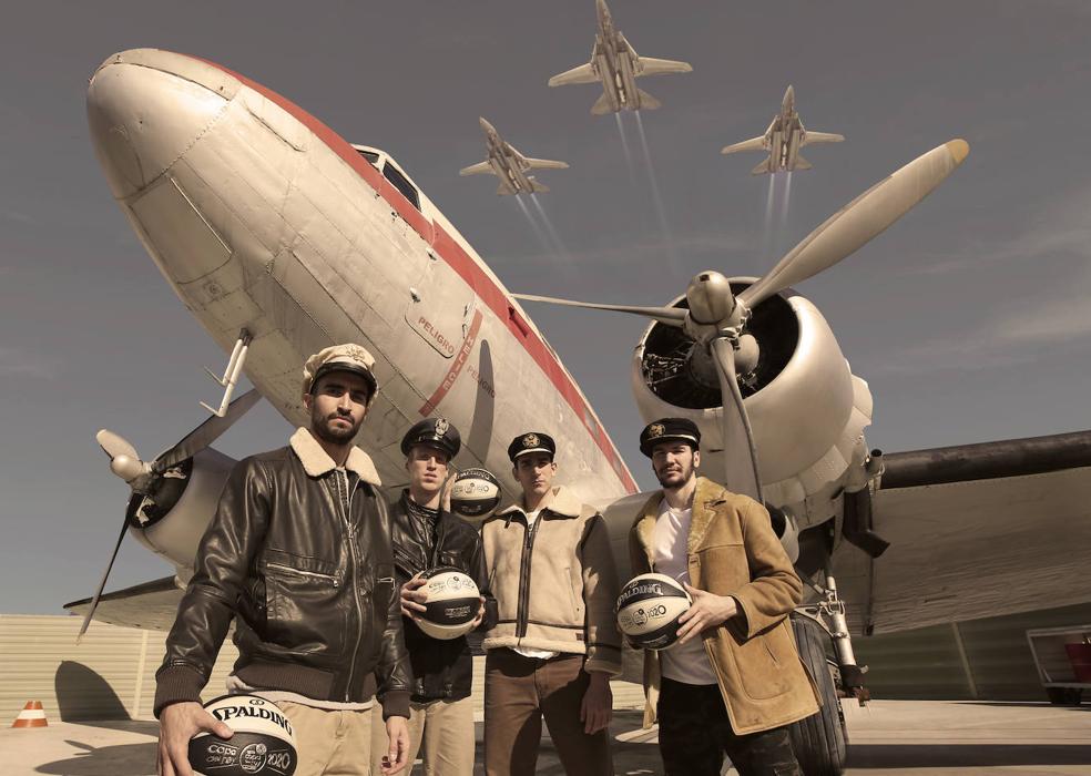 Jaime Fernández, Alberto Díaz, Carlos Suárez y Darío Brizuela posan en las instalaciones del Museo Aeronáutico de Málaga delante de un Douglas DC3 que perteneció al ejercito estadounidense.