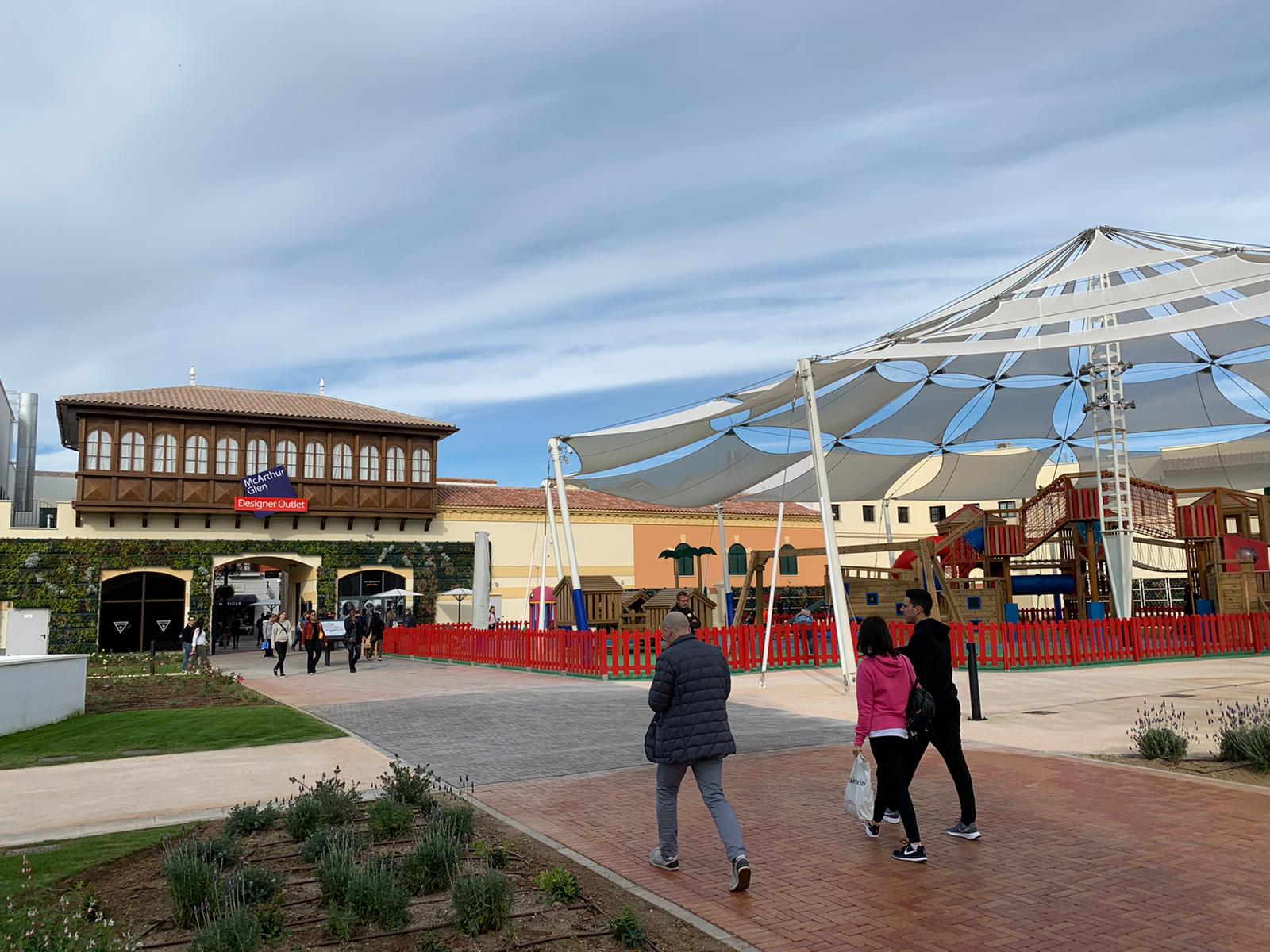 La oferta comercial del nuevo McArthurGlen Designer Outlet cuenta con opciones para todos los tipos de consumidores sean cuales sean sus necesidades. Y en todos los casos, con un mismo gancho: suculentos descuentos sobre sus etiquetas originales de entre el 30 y el 70%.