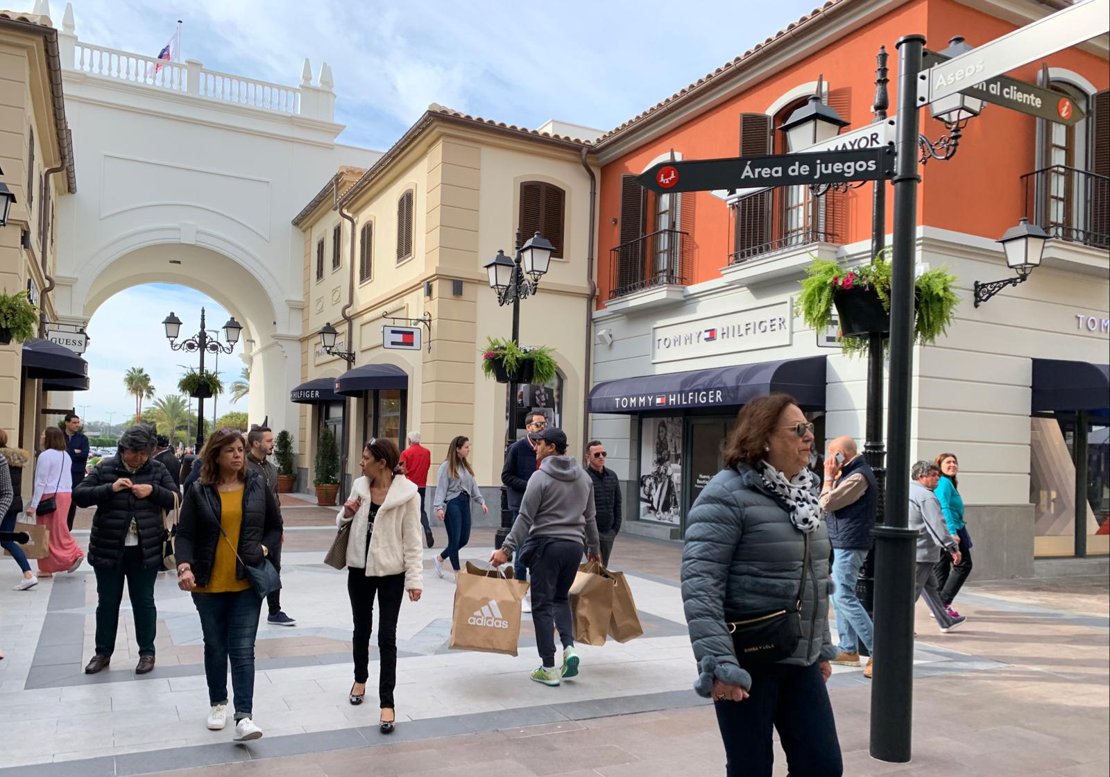 La oferta comercial del nuevo McArthurGlen Designer Outlet cuenta con opciones para todos los tipos de consumidores sean cuales sean sus necesidades. Y en todos los casos, con un mismo gancho: suculentos descuentos sobre sus etiquetas originales de entre el 30 y el 70%.