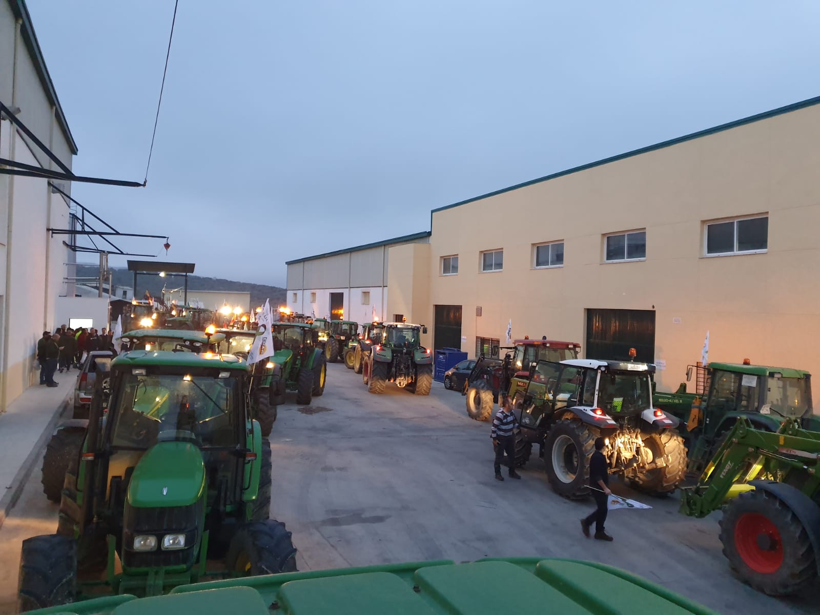 Las manifestaciones de agricultores y ganaderos que están recorriendo España desde el pasado mes de enero para protestar contra los bajos precios del aceite de oliva y de los productos hortofrutícolas han llegado a la provincia con una gran tractorada en el municipio de Antequera.