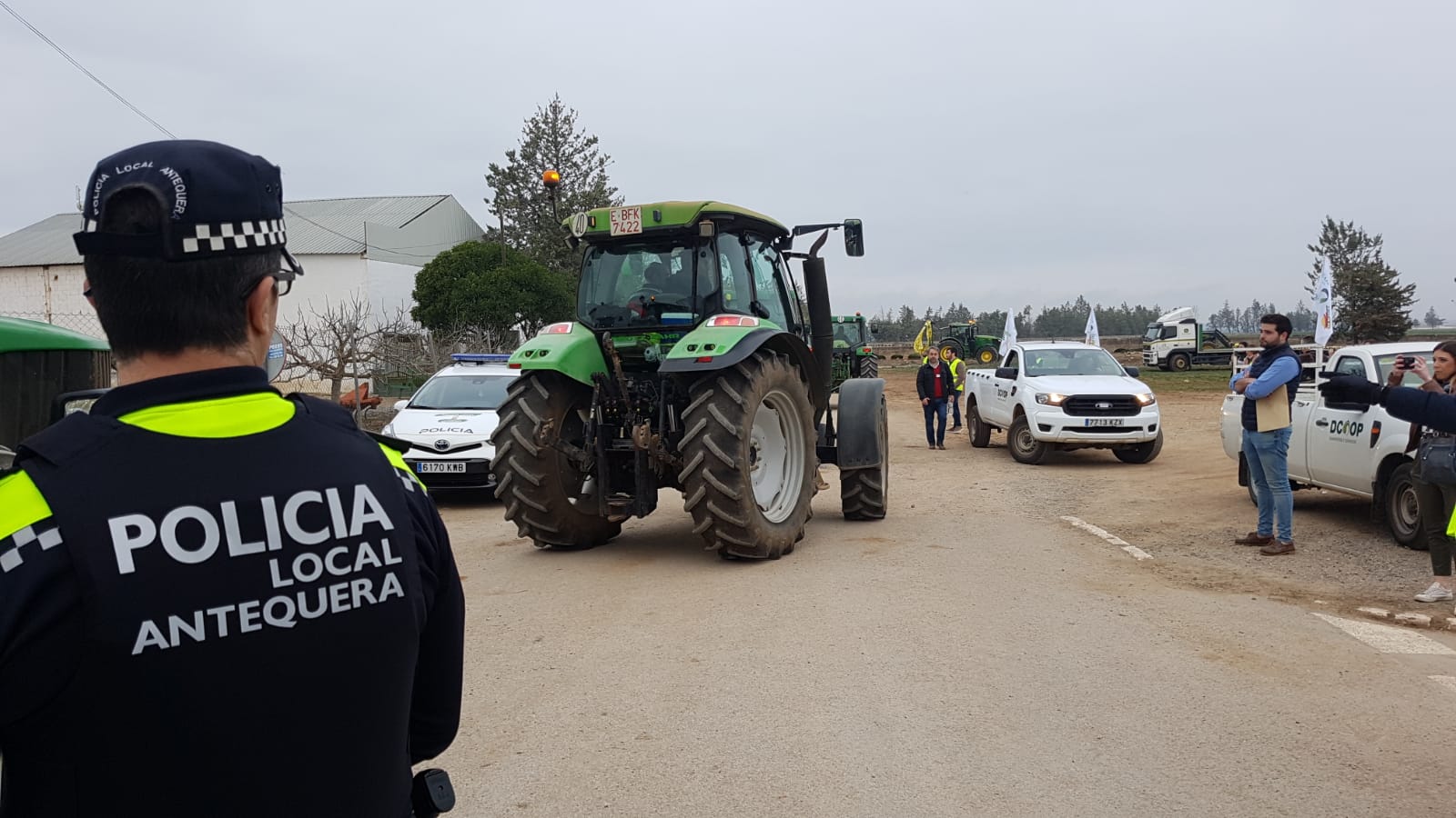 Las manifestaciones de agricultores y ganaderos que están recorriendo España desde el pasado mes de enero para protestar contra los bajos precios del aceite de oliva y de los productos hortofrutícolas han llegado a la provincia con una gran tractorada en el municipio de Antequera.