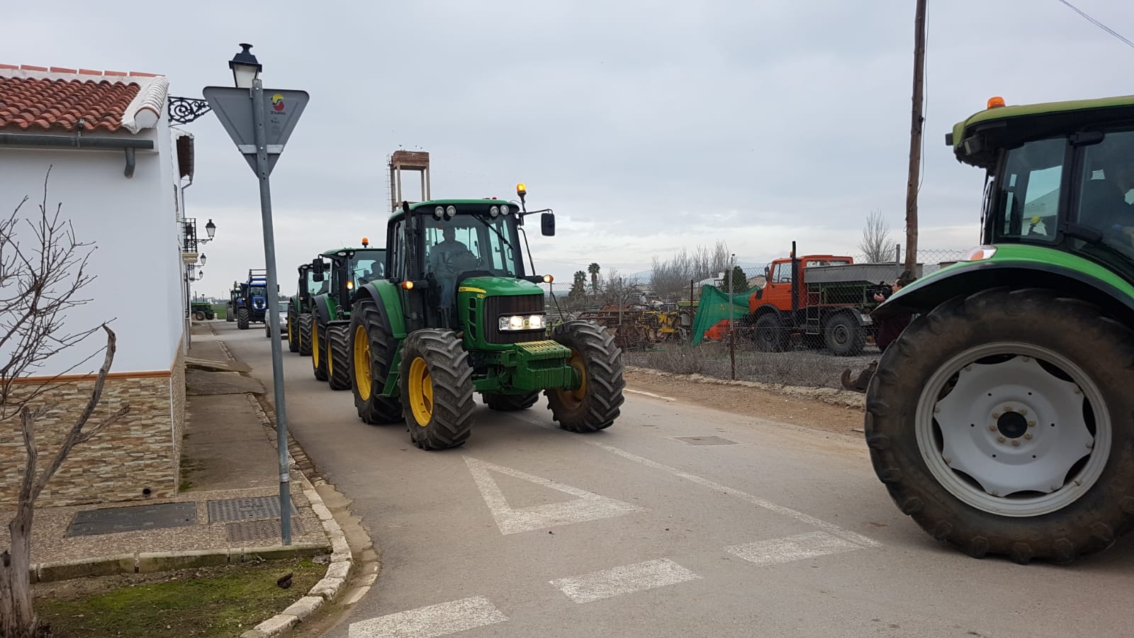 Las manifestaciones de agricultores y ganaderos que están recorriendo España desde el pasado mes de enero para protestar contra los bajos precios del aceite de oliva y de los productos hortofrutícolas han llegado a la provincia con una gran tractorada en el municipio de Antequera.