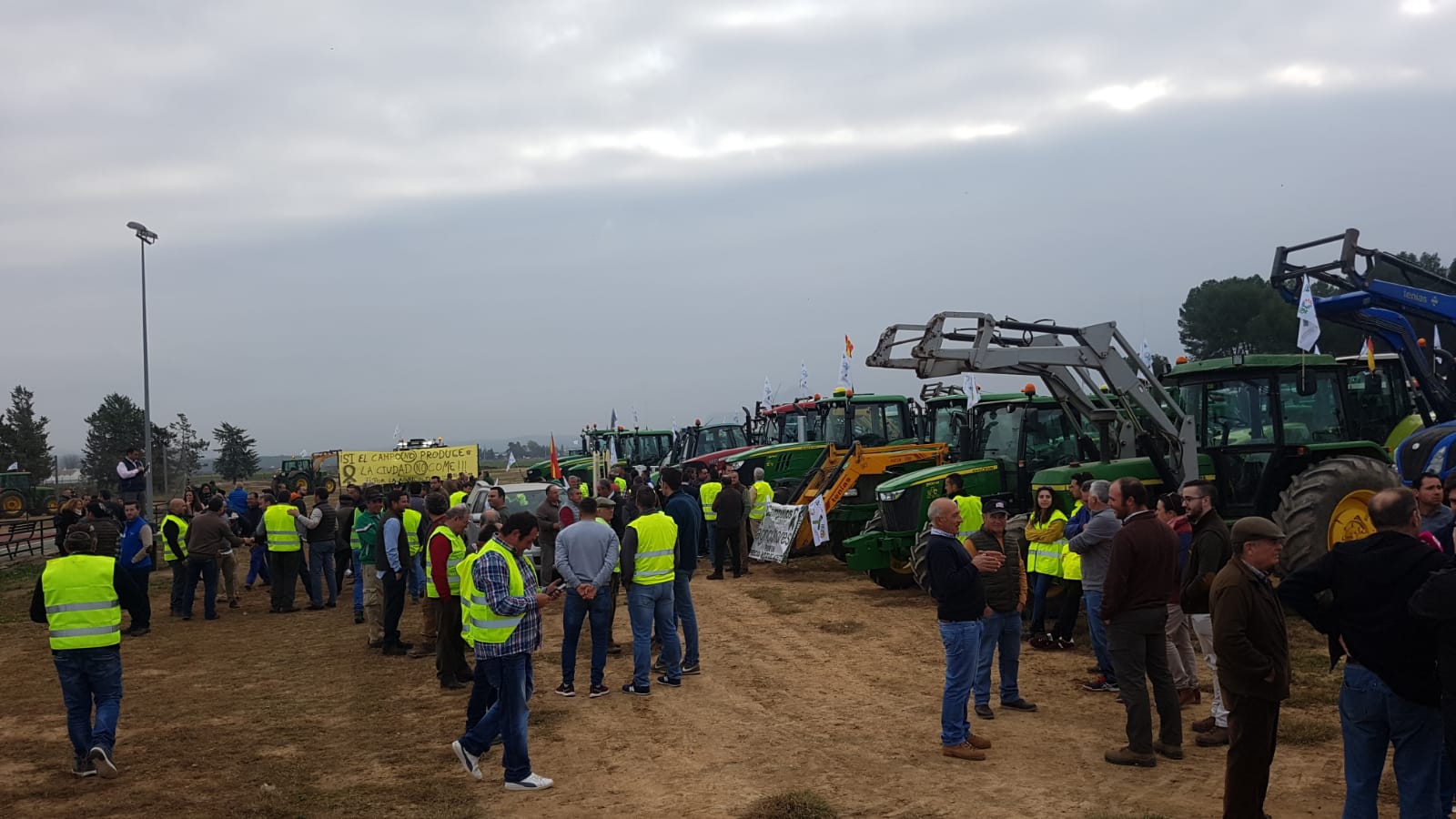 Las manifestaciones de agricultores y ganaderos que están recorriendo España desde el pasado mes de enero para protestar contra los bajos precios del aceite de oliva y de los productos hortofrutícolas han llegado a la provincia con una gran tractorada en el municipio de Antequera.