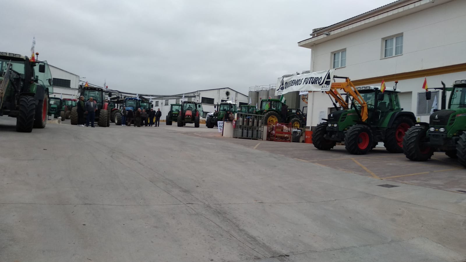 Las manifestaciones de agricultores y ganaderos que están recorriendo España desde el pasado mes de enero para protestar contra los bajos precios del aceite de oliva y de los productos hortofrutícolas han llegado a la provincia con una gran tractorada en el municipio de Antequera.