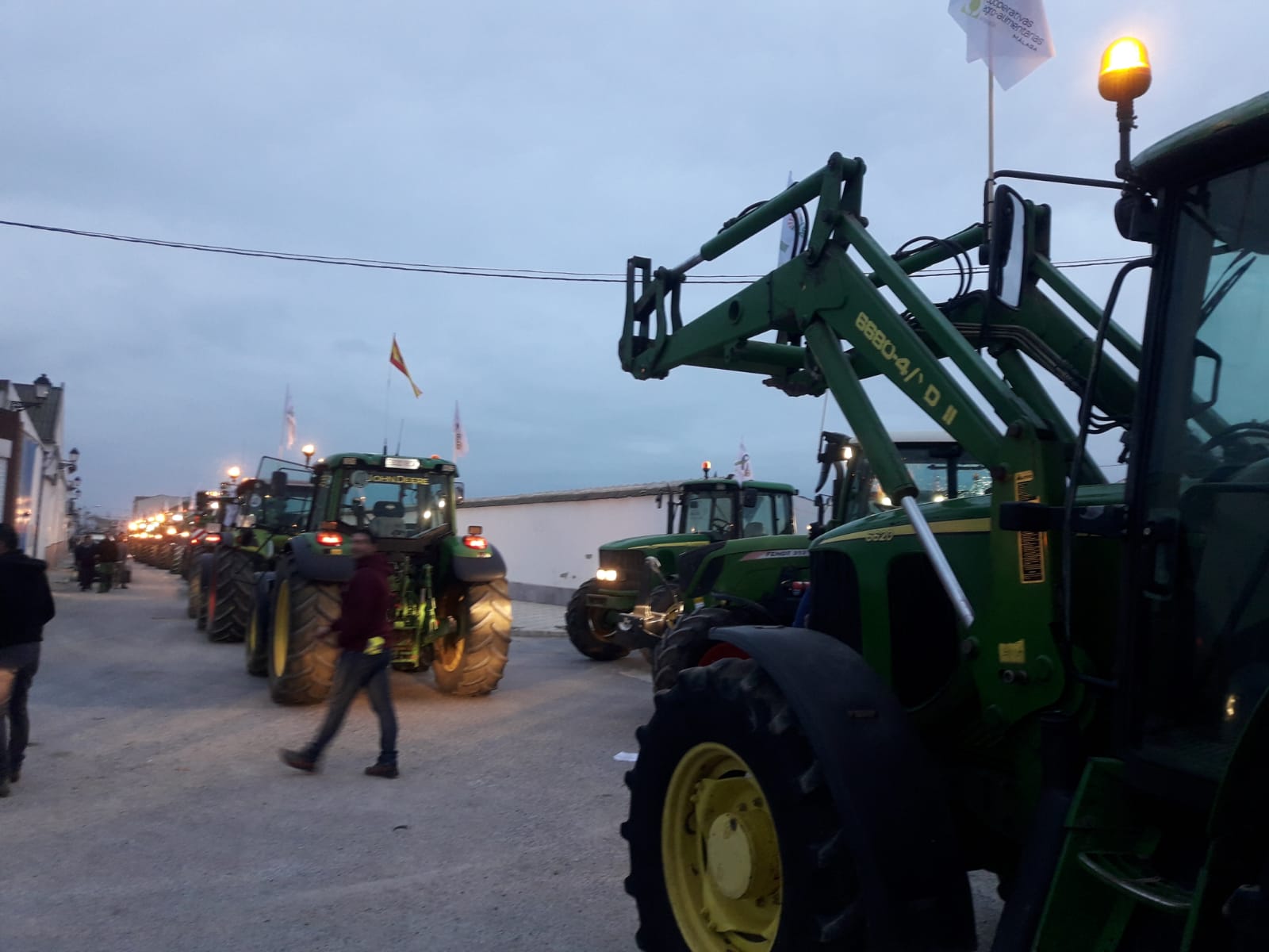 Las manifestaciones de agricultores y ganaderos que están recorriendo España desde el pasado mes de enero para protestar contra los bajos precios del aceite de oliva y de los productos hortofrutícolas han llegado a la provincia con una gran tractorada en el municipio de Antequera.