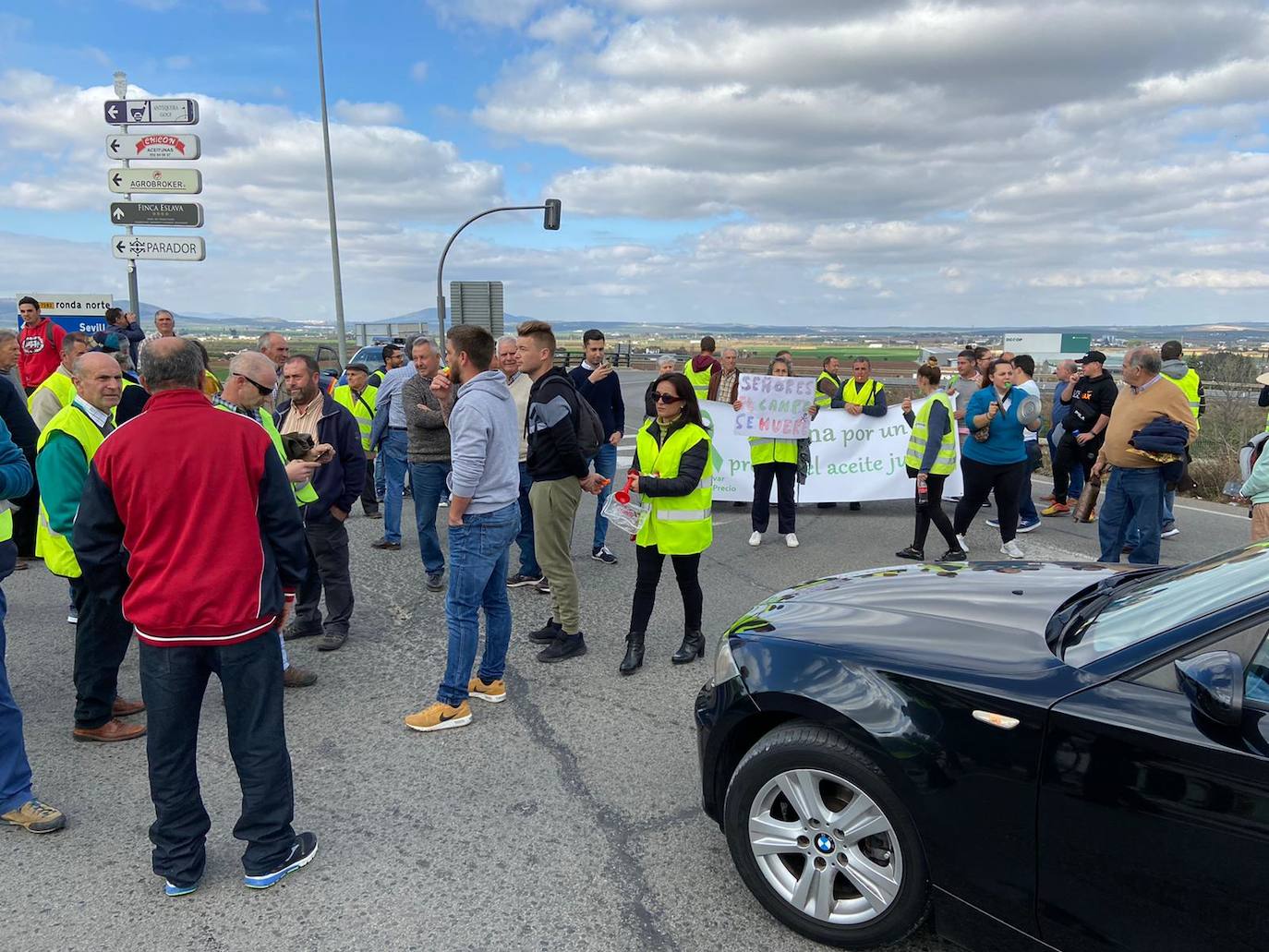 Las manifestaciones de agricultores y ganaderos que están recorriendo España desde el pasado mes de enero para protestar contra los bajos precios del aceite de oliva y de los productos hortofrutícolas han llegado a la provincia con una gran tractorada en el municipio de Antequera.