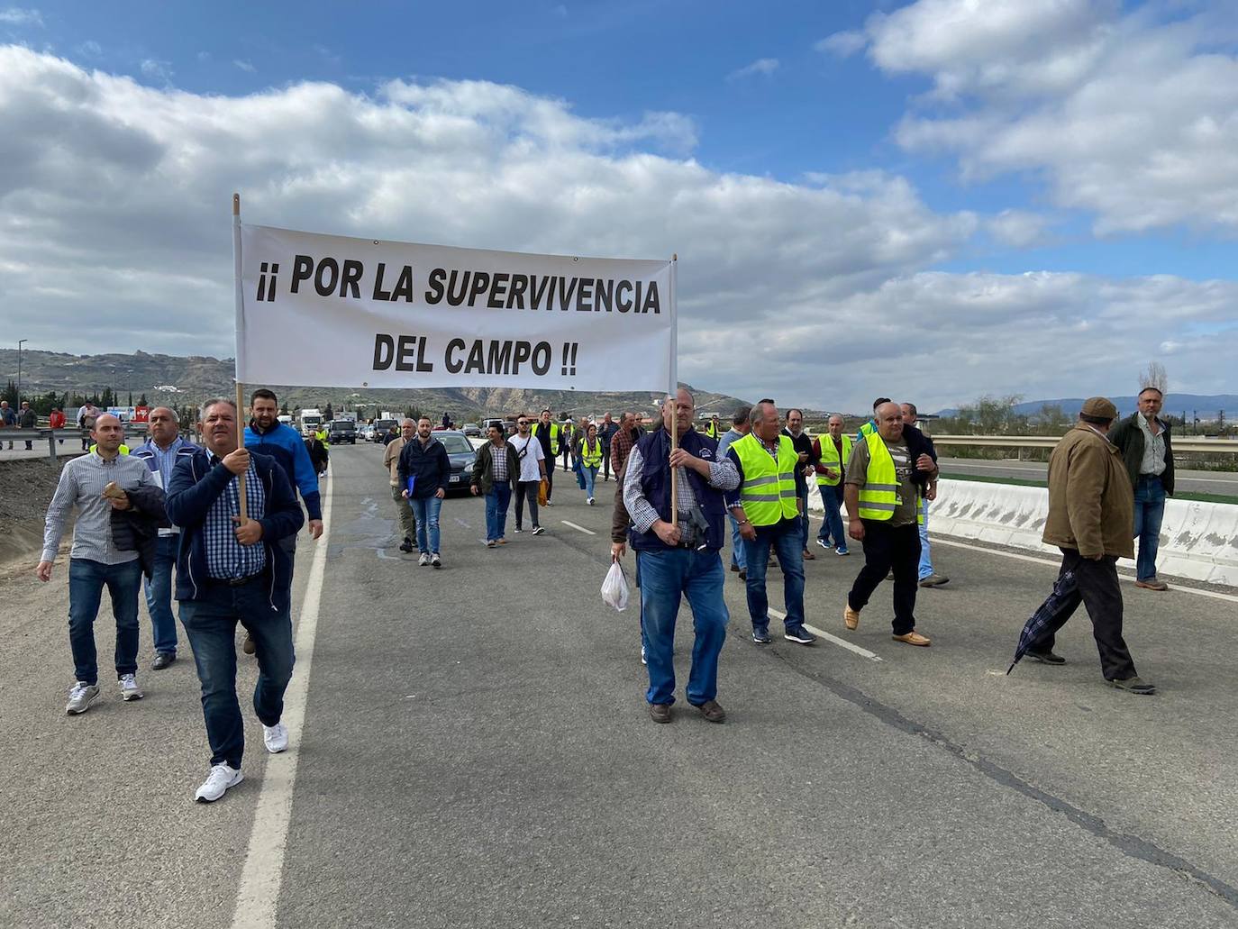 Las manifestaciones de agricultores y ganaderos que están recorriendo España desde el pasado mes de enero para protestar contra los bajos precios del aceite de oliva y de los productos hortofrutícolas han llegado a la provincia con una gran tractorada en el municipio de Antequera.