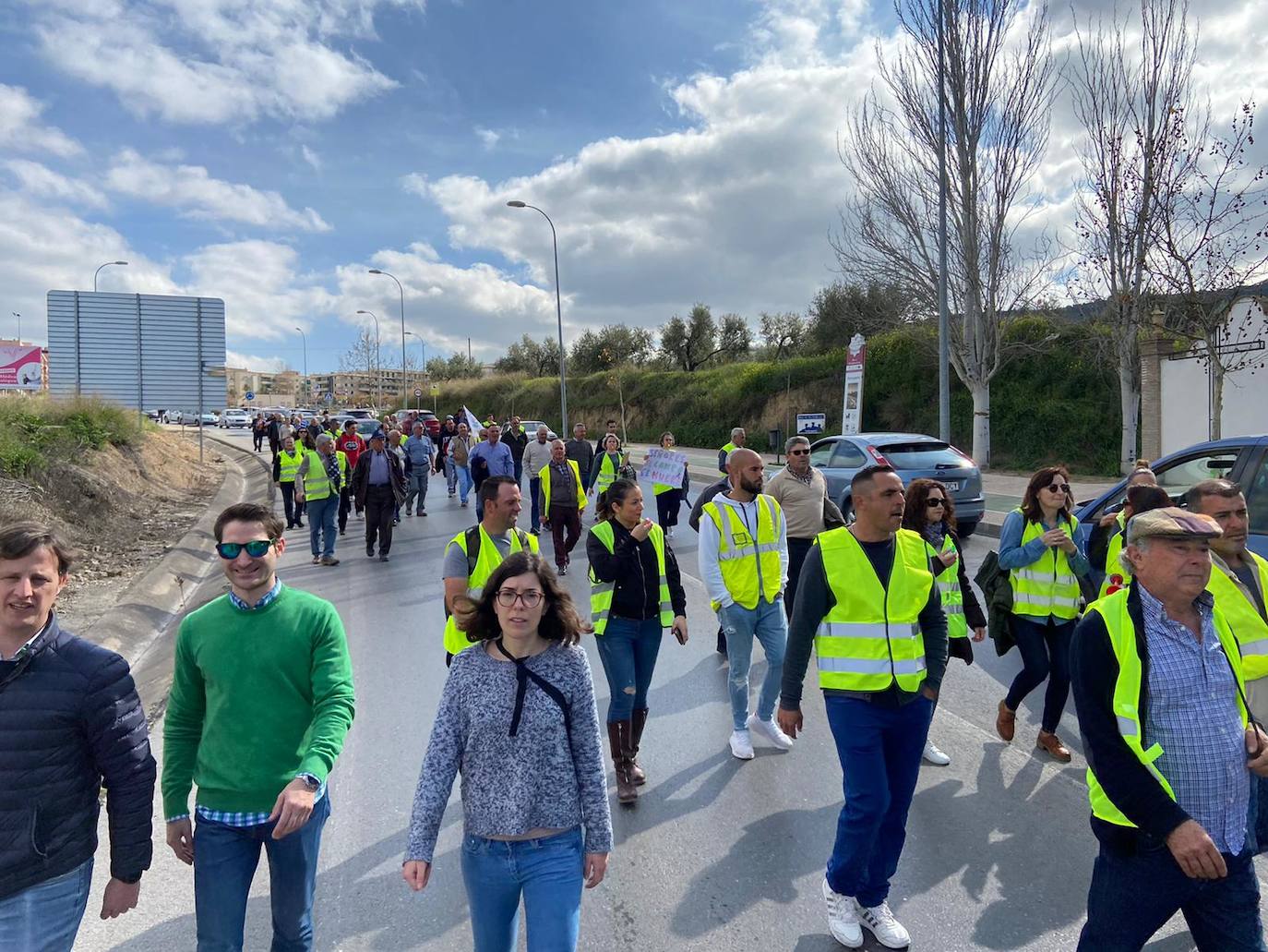 Las manifestaciones de agricultores y ganaderos que están recorriendo España desde el pasado mes de enero para protestar contra los bajos precios del aceite de oliva y de los productos hortofrutícolas han llegado a la provincia con una gran tractorada en el municipio de Antequera.