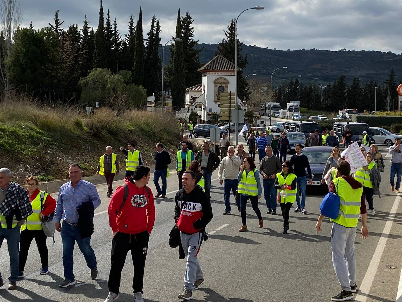 Las manifestaciones de agricultores y ganaderos que están recorriendo España desde el pasado mes de enero para protestar contra los bajos precios del aceite de oliva y de los productos hortofrutícolas han llegado a la provincia con una gran tractorada en el municipio de Antequera.