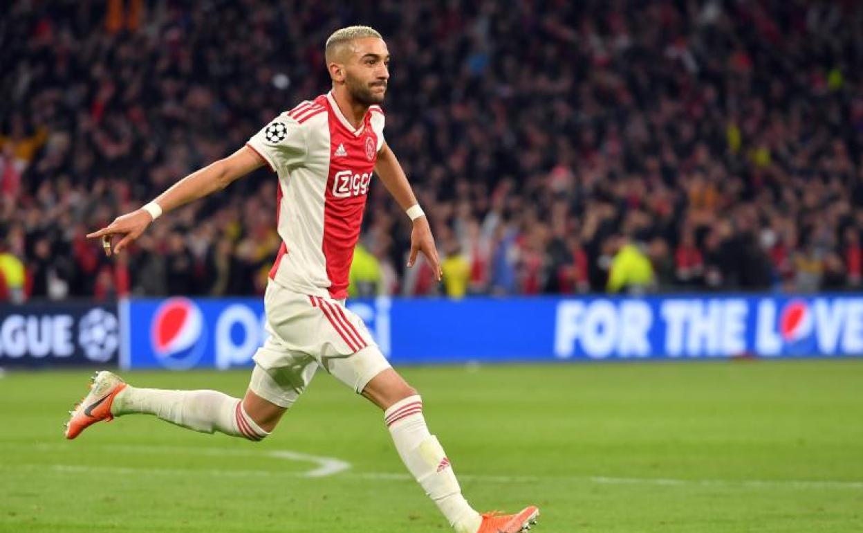 Ziyech celebra un gol con el Ajax. 