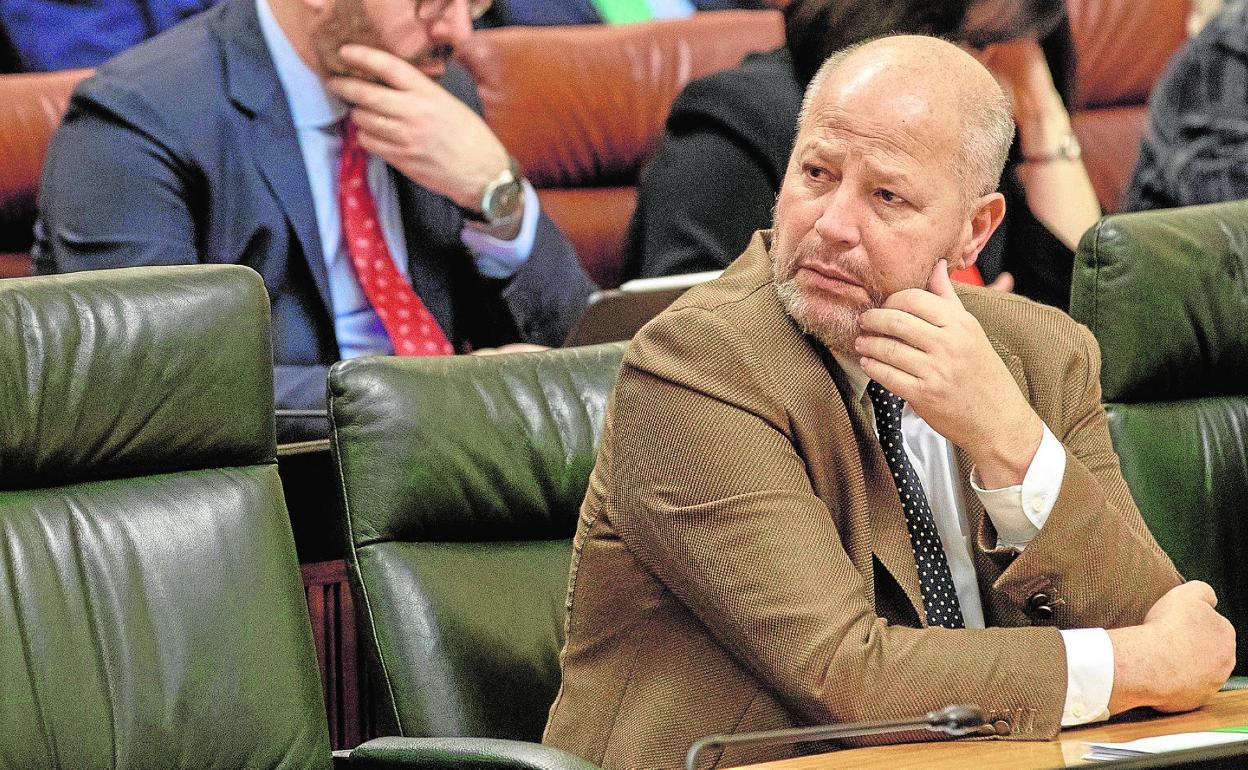 El consejero de Educación y Deporte, Javier Imbroda, en su escaño en una sesión del Parlamento andaluz. 