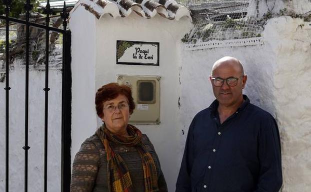 Paqui ha integrado a su marido en el azulejo de la fachada.