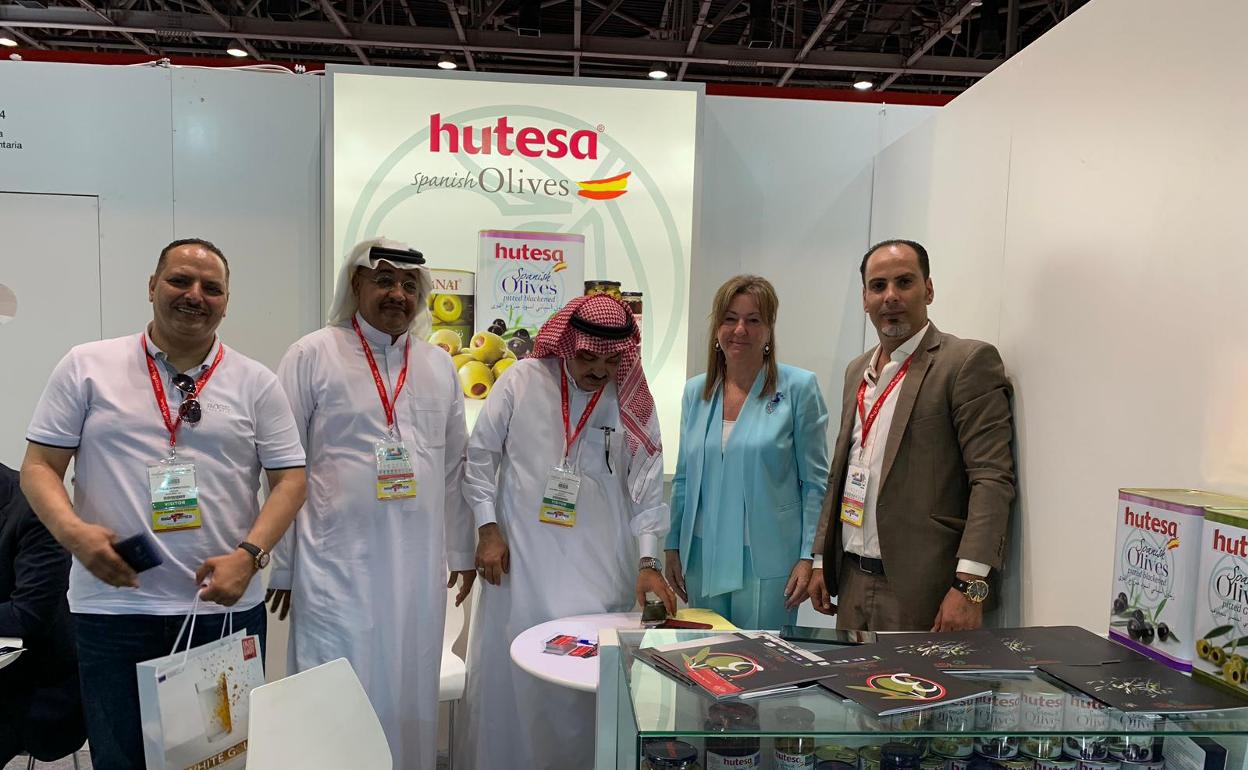 Paz Hurtado, de Hutesa Agroalimentaria, con varios clientes en la edición de Gulfood 2019. 