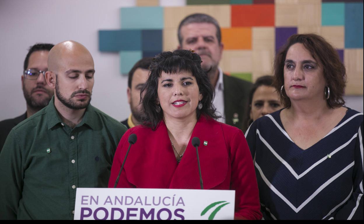 Rodríguez, ayer durante la rueda de prensa, acompañada por su equipo.