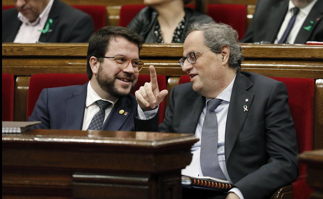 Pere Aragonès y Quim Torra conversan en el Parlament.