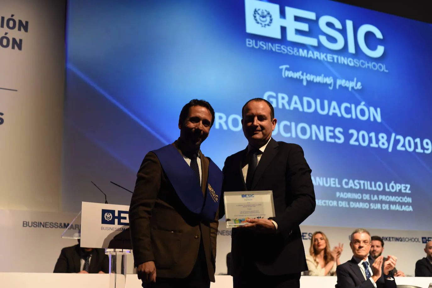 El auditorio Edgar Neville acogió esta semana la graduación de postgrado 2019 de ESIC con la entrega número 38 de los galardones Aster. En la foto: Oswaldo Gilabert y Manuel Castillo.
