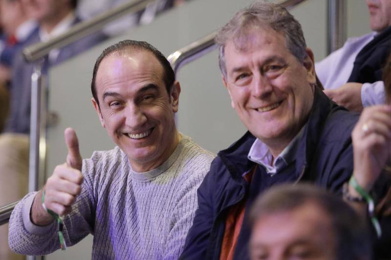 Imagen principal - Arriba, Epi y Fernando Arcega, dos clásicos del baloncesto español. Sobre estas líneas, el consejero Javier Imbroda y el presidente de la Junta de Andalucía, Juanma Moreno. En la última foto, Jordi Villacampa 