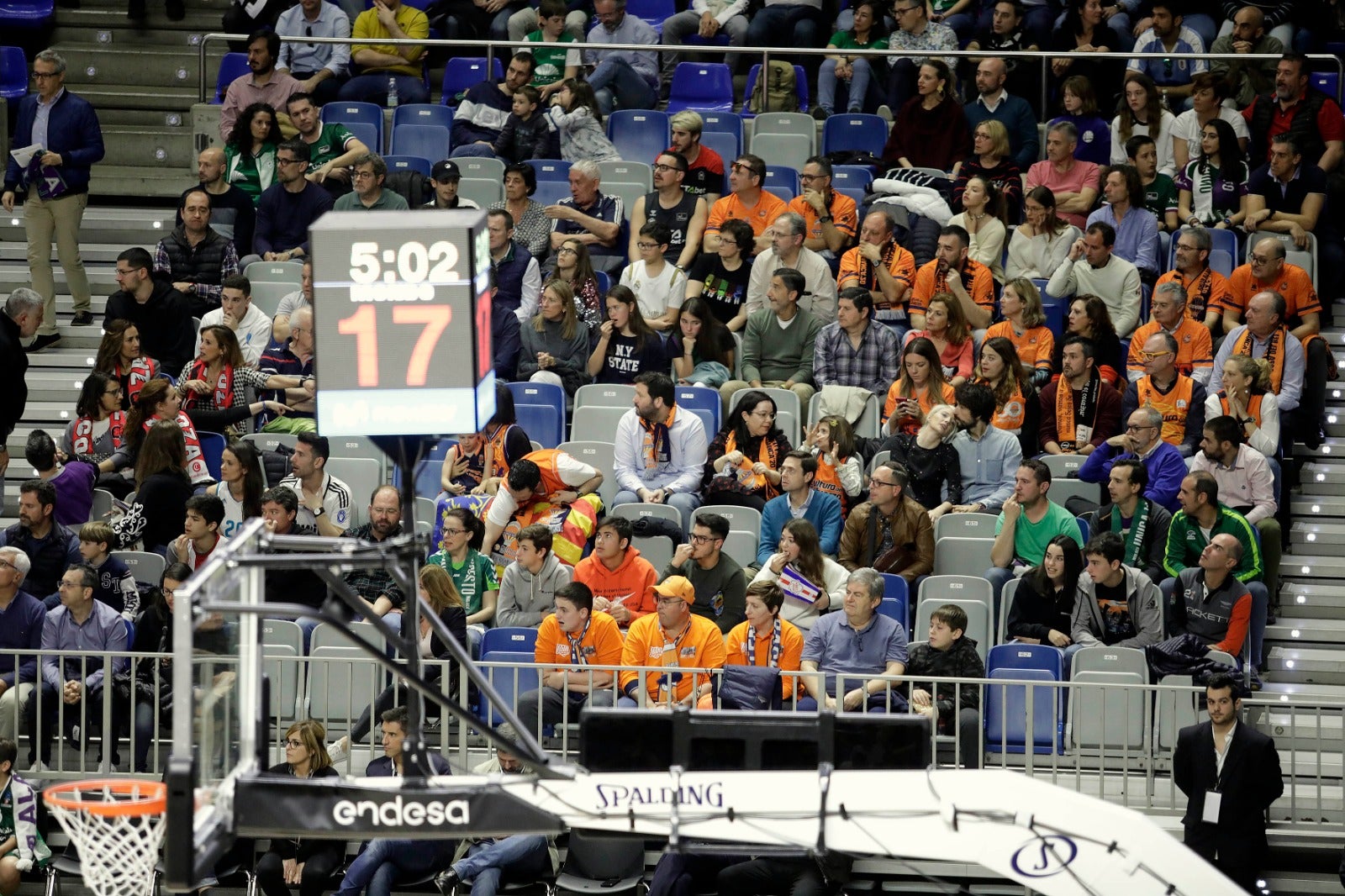 Llenazo en el Carpena para ver el Real Madrid-Valencia y el Unicaja-Andorra