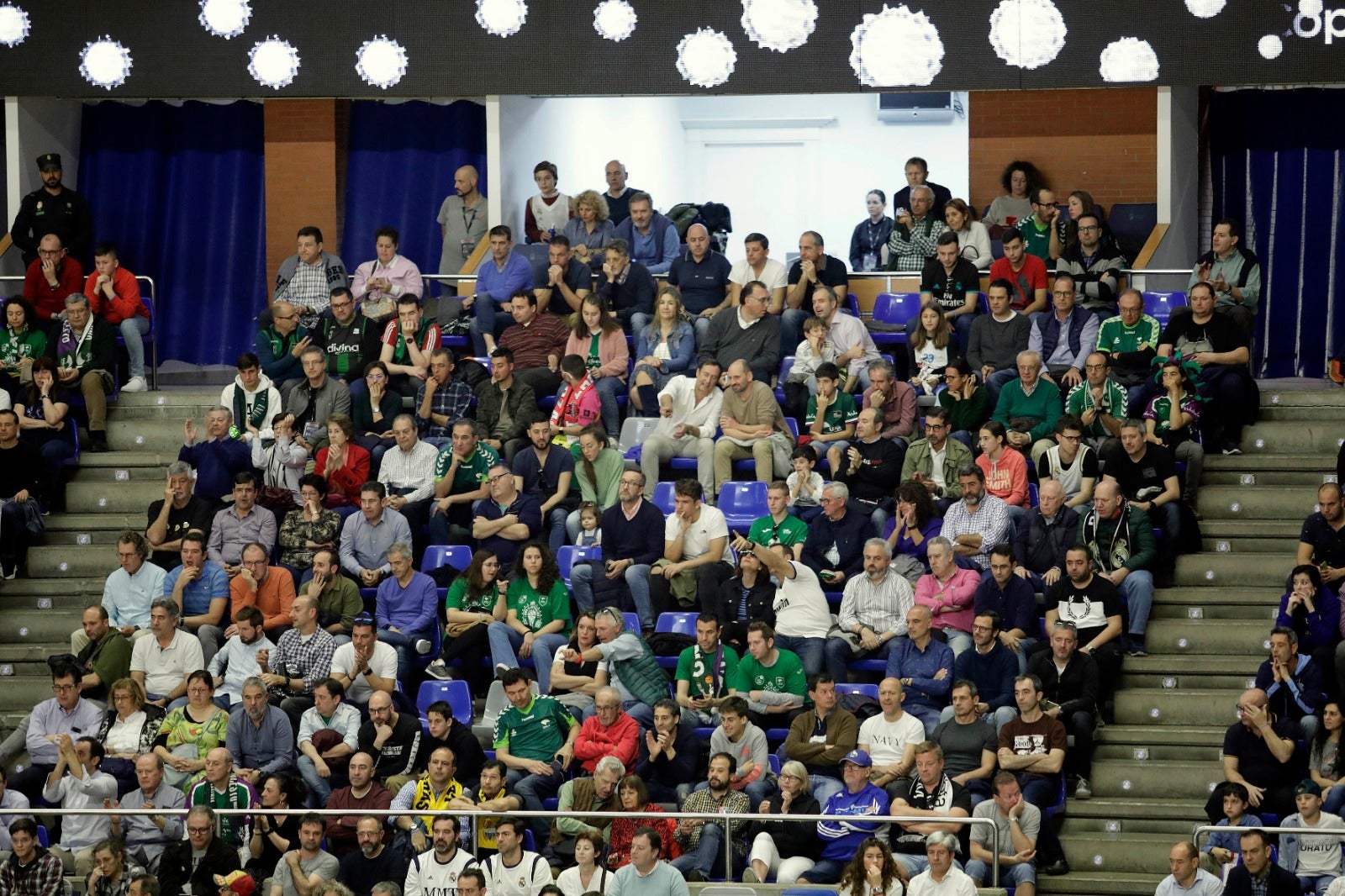 Llenazo en el Carpena para ver el Real Madrid-Valencia y el Unicaja-Andorra