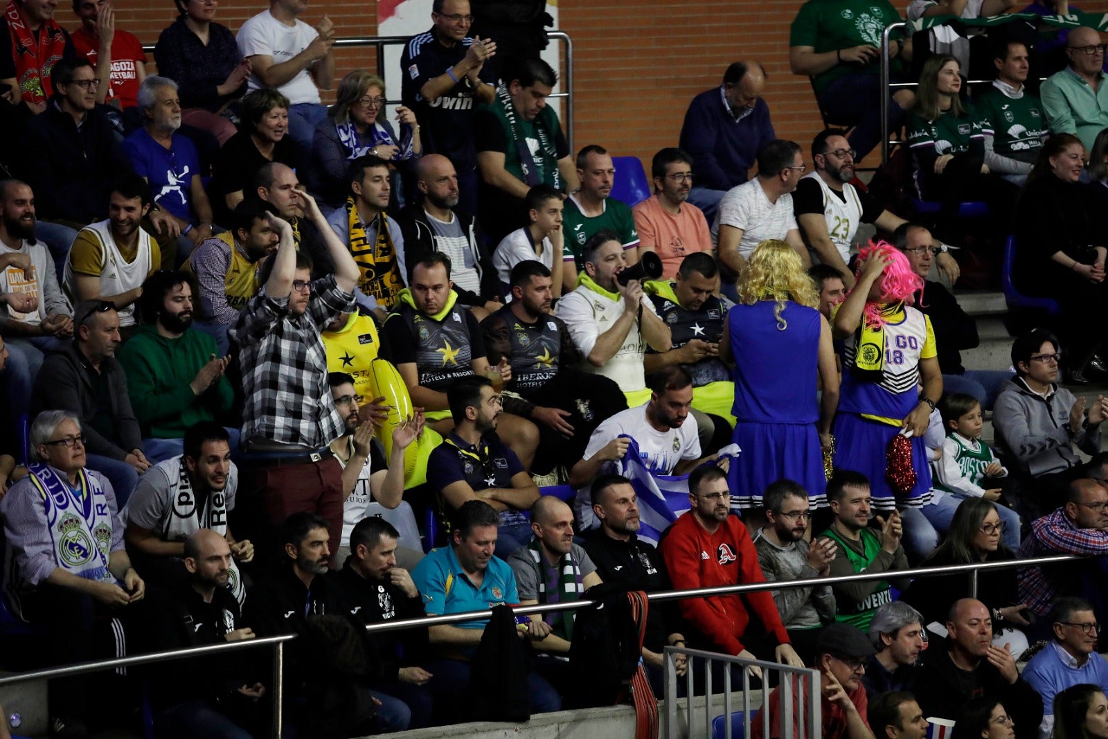 Llenazo en el Carpena para ver el Real Madrid-Valencia y el Unicaja-Andorra