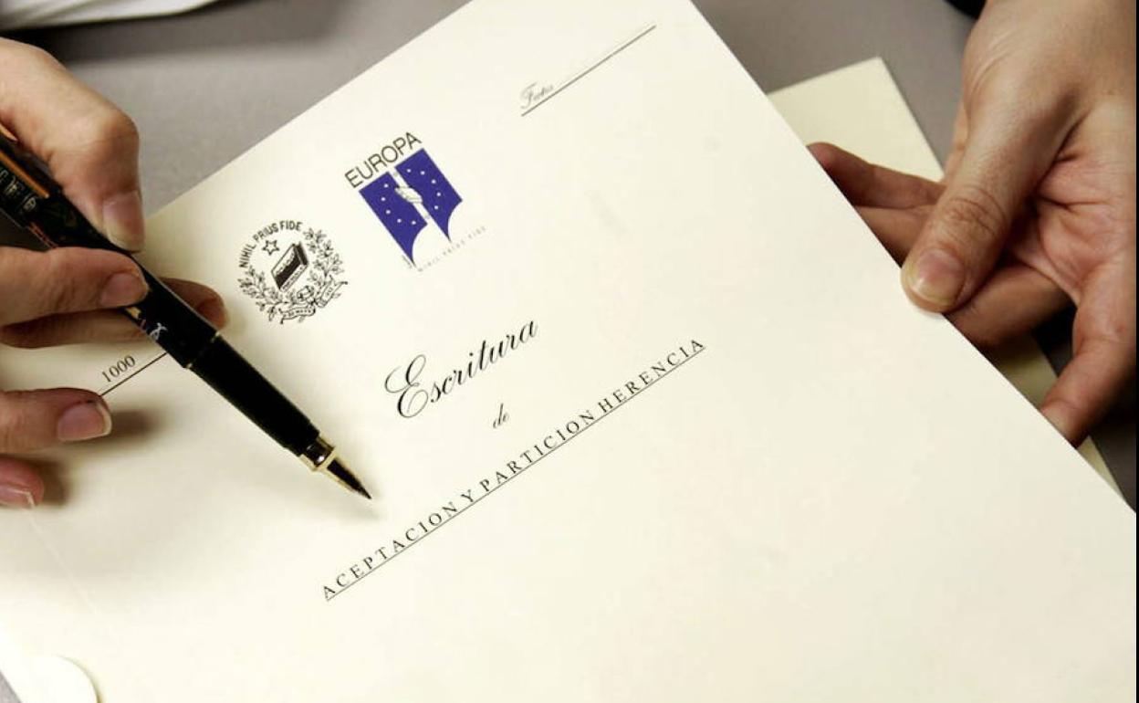 La plusvalía es un impuesto que se paga al heredar un inmueble o al venderlo. 