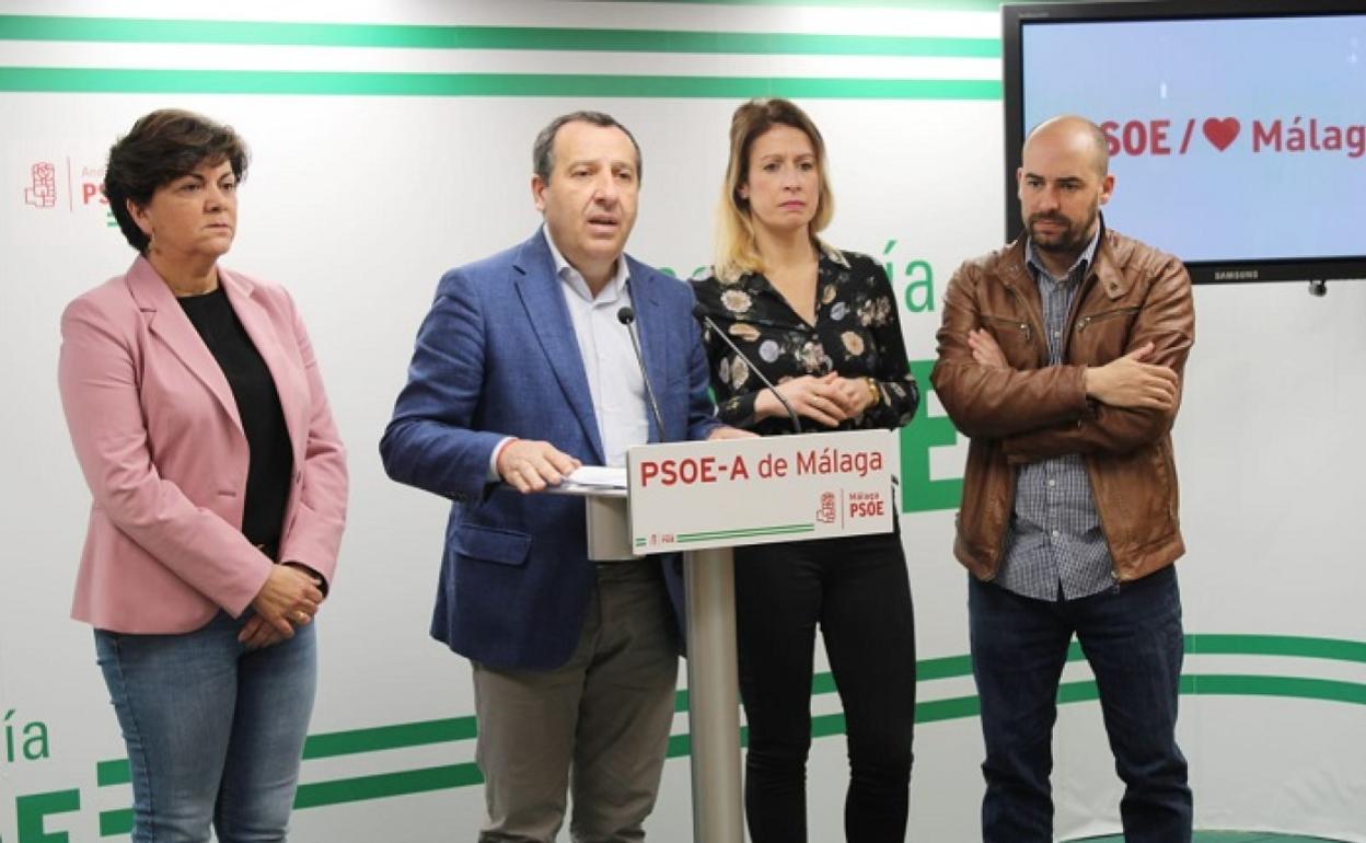 José Luis Ruiz Espejo, acompañado de Fuensanta Lima, Antonia García y Javier Jérez, en la sede del partido. 