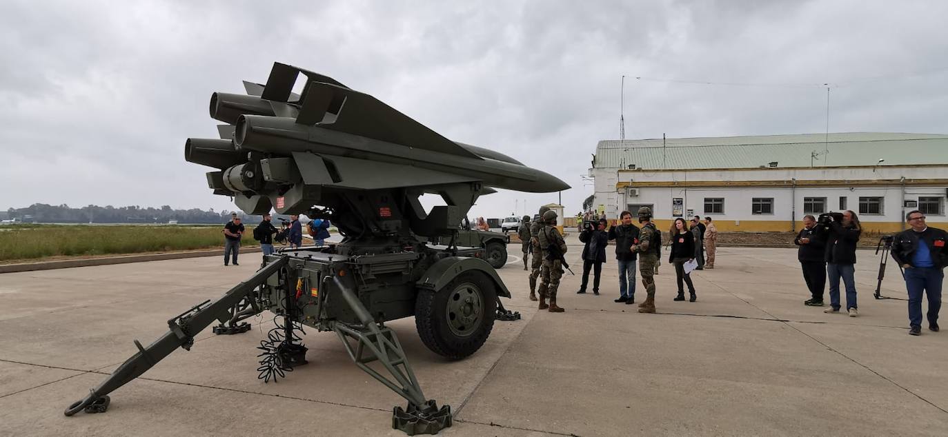 Una unidad de defensa antiaérea, seis F-18 y una fragata participan en unas prácticas conjuntas de los tres Ejércitos sobre la defensa aérea nacional. 