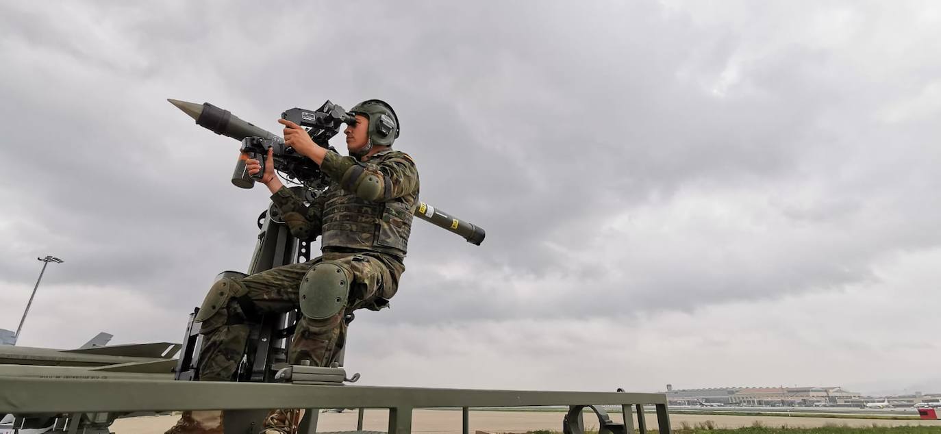 Una unidad de defensa antiaérea, seis F-18 y una fragata participan en unas prácticas conjuntas de los tres Ejércitos sobre la defensa aérea nacional. 