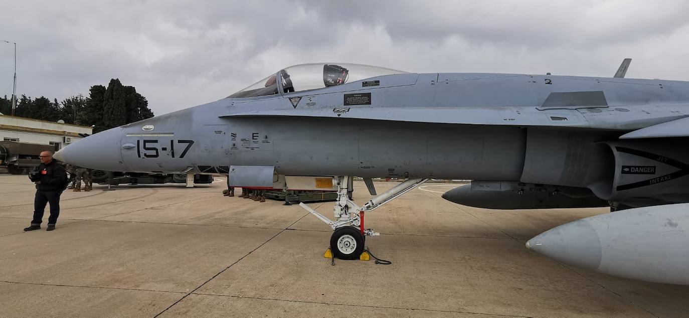 Una unidad de defensa antiaérea, seis F-18 y una fragata participan en unas prácticas conjuntas de los tres Ejércitos sobre la defensa aérea nacional. 