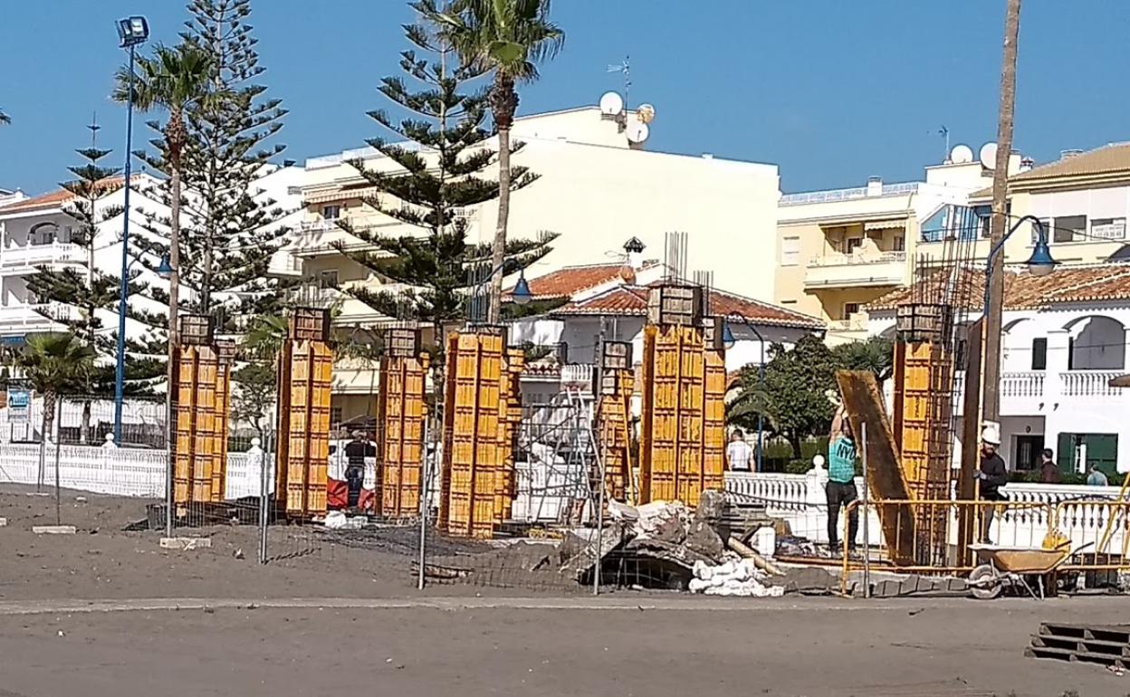 Imagen de las obras de construcción del nuevo chiringuito en El Morche.