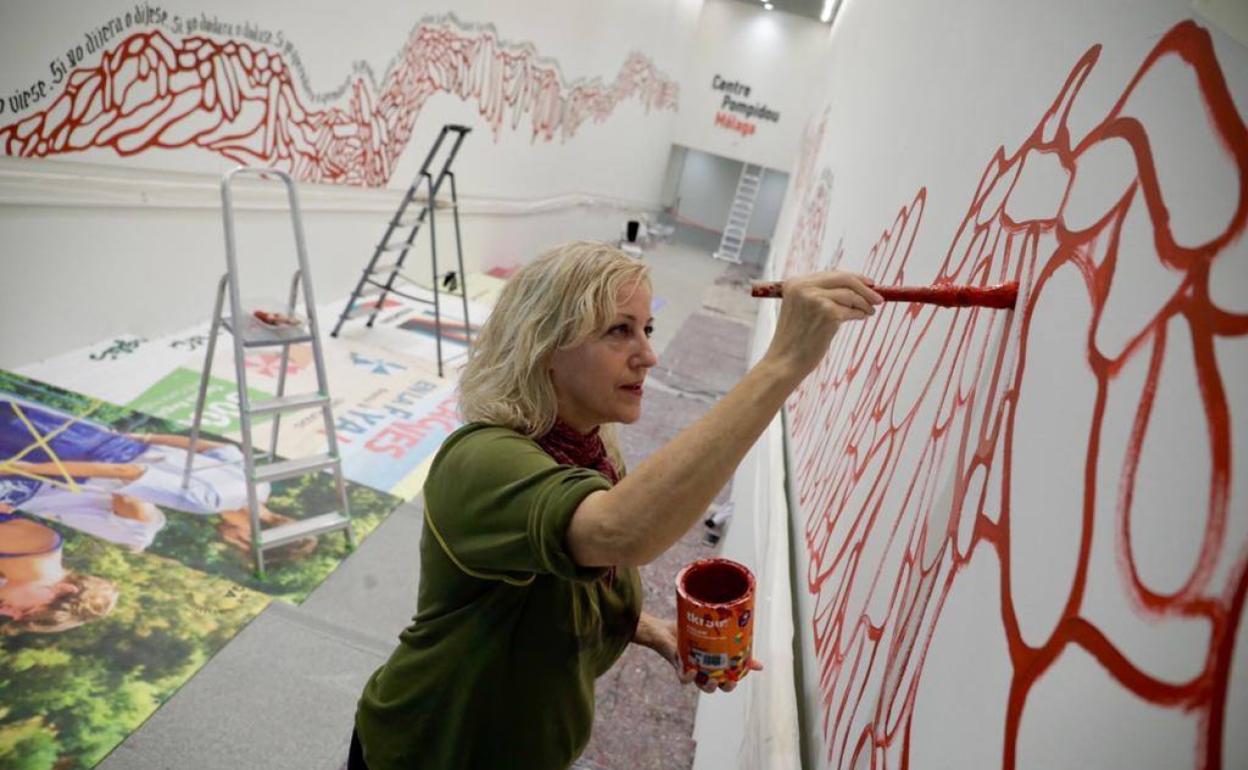 Charo Carrera, en plena elaboración de su pieza en el Centre Pompidou Málaga. 