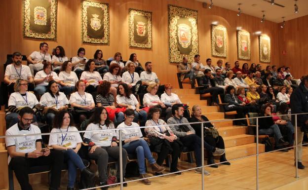 Los trabajadores presentes durante el desarrollo del pleno, luciendo camisetas de «Estabilización, ya». 