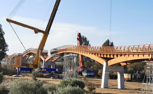Imagen principal - Instalan el último tramo del puente peatonal en el Guadalhorce
