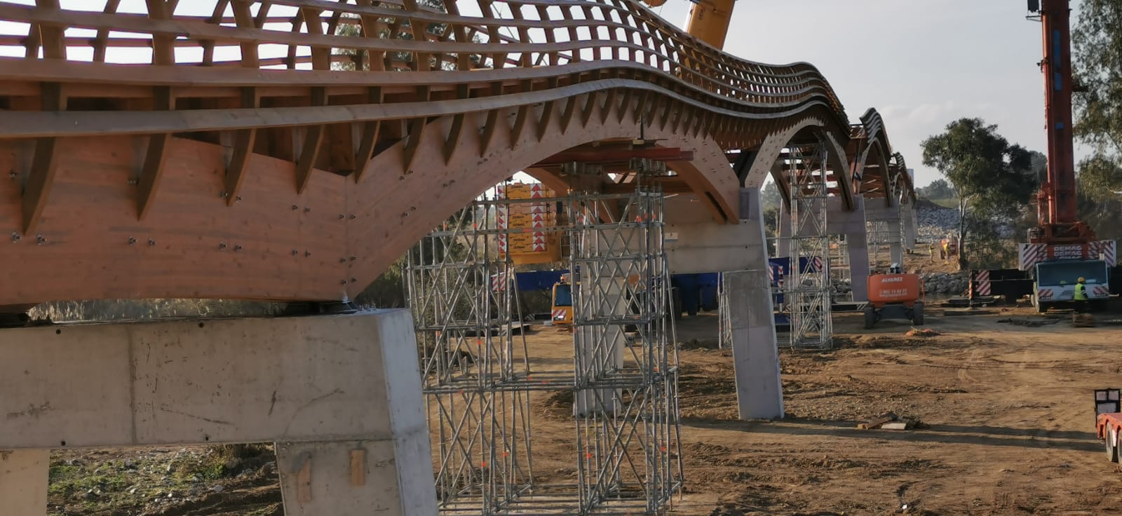 Recta final de los trabajos de construcción del puente peatonal que cruzará la desembocadura del Guadalhorce y que mejorará notablemente el uso que de este paraje natural.