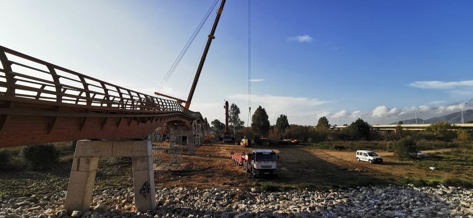 Recta final de los trabajos de construcción del puente peatonal que cruzará la desembocadura del Guadalhorce y que mejorará notablemente el uso que de este paraje natural.