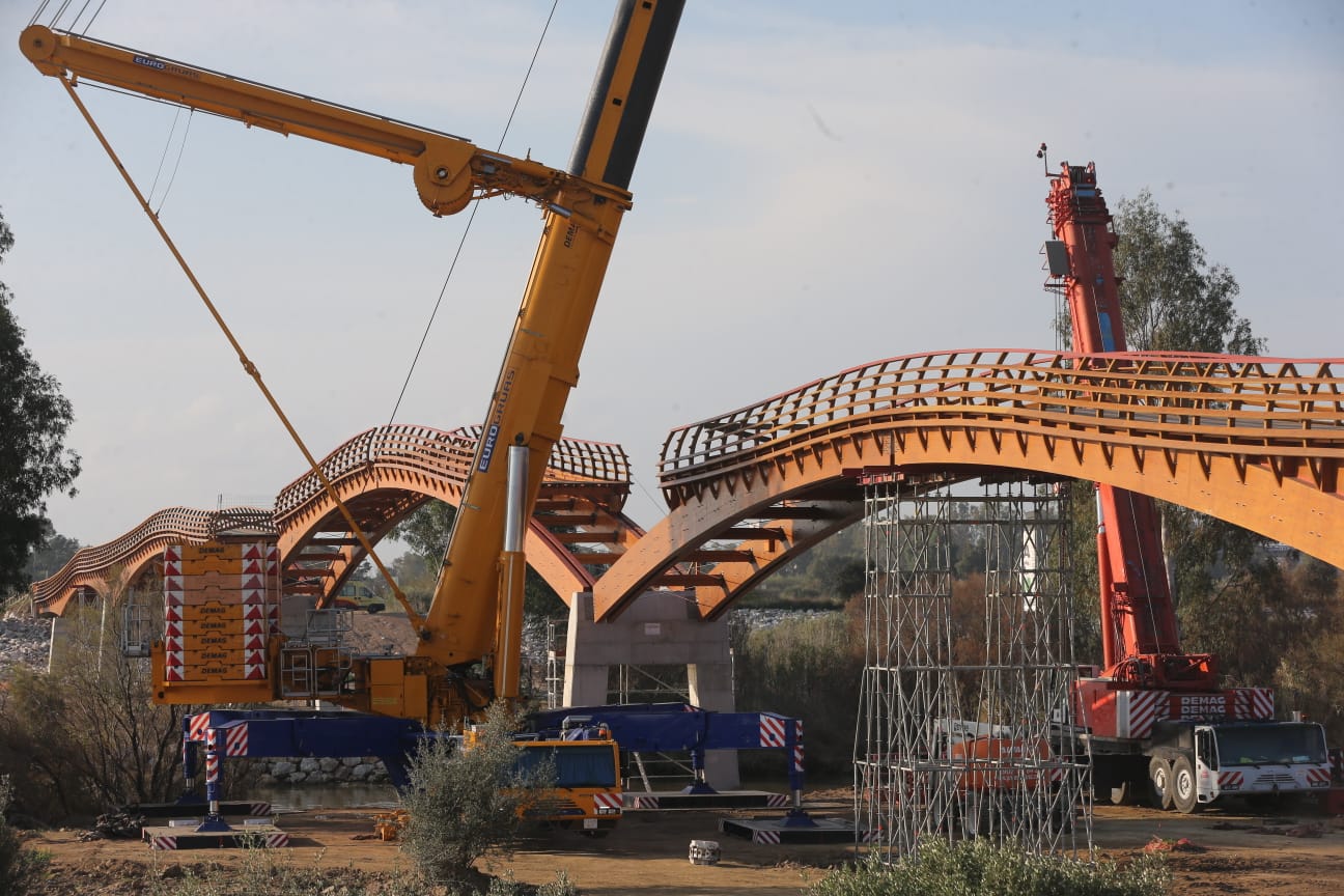 Recta final de los trabajos de construcción del puente peatonal que cruzará la desembocadura del Guadalhorce y que mejorará notablemente el uso que de este paraje natural.