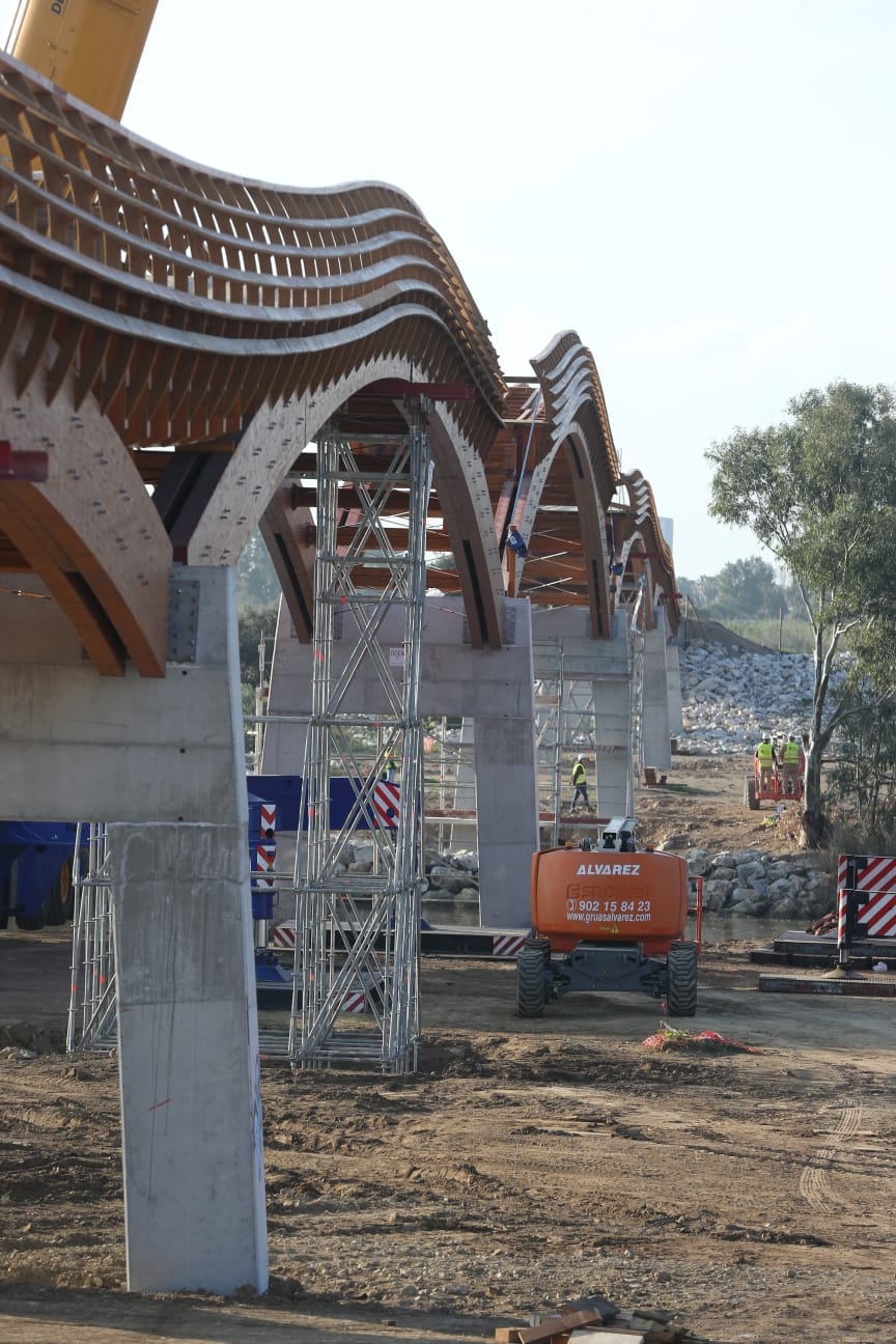 Recta final de los trabajos de construcción del puente peatonal que cruzará la desembocadura del Guadalhorce y que mejorará notablemente el uso que de este paraje natural.