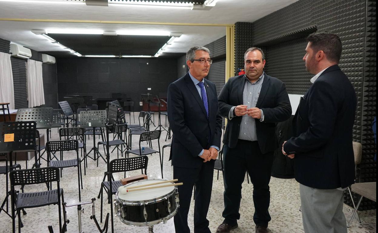 Francisco Salado y Félix Lozano, en su visita a las instalaciones. A.J.