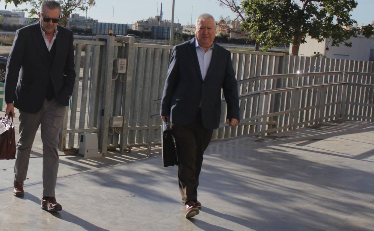 Antonio Aguilera, presidente de los Pequeños Accionistas del Málaga, accediendo a la Ciudad de la Justicia de Málaga hace unas semanas.