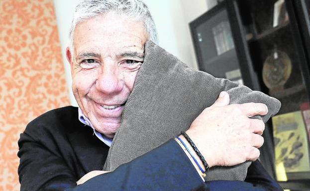Eduard Estivill abraza un cojín antes de su conferencia ayer en el hotel Vincci Posada del Patio. 