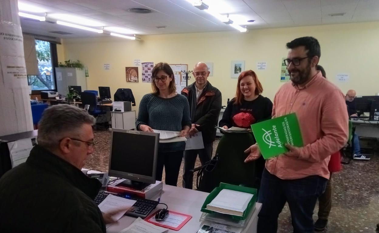 El diputado de Adelante Andalucía en la Junta, Guzmán Ahumada, en la presentación de las alegaciones.