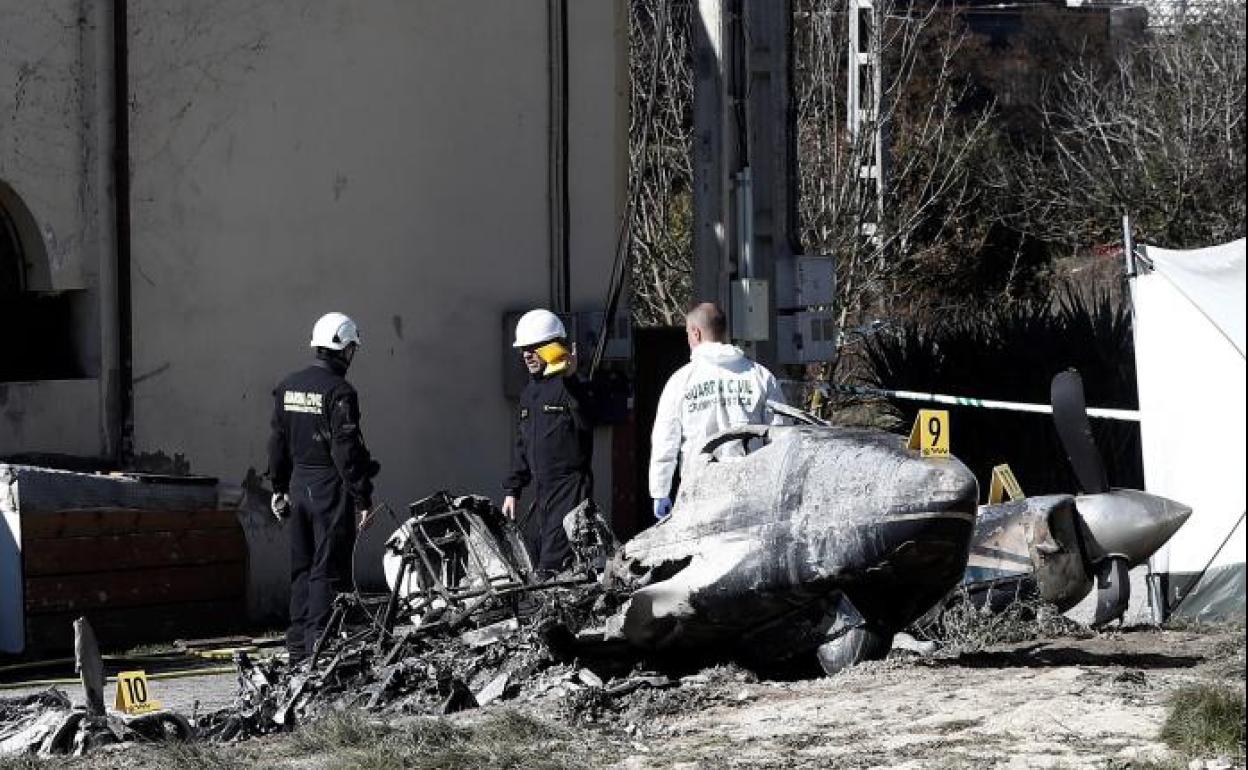 Muere el piloto de una avioneta al estrellarse en mitad de un pueblo