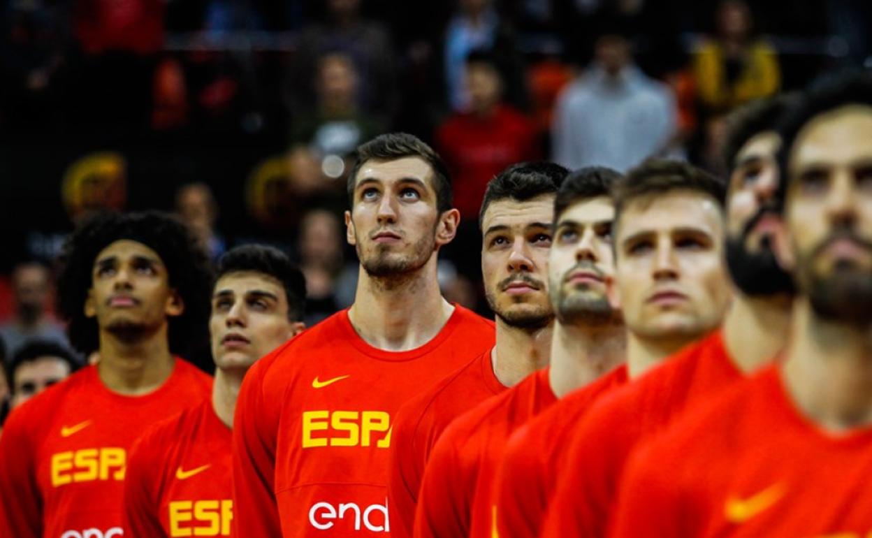 Rubén Guerero escucha el himno español antes del partido ante Polonia. 