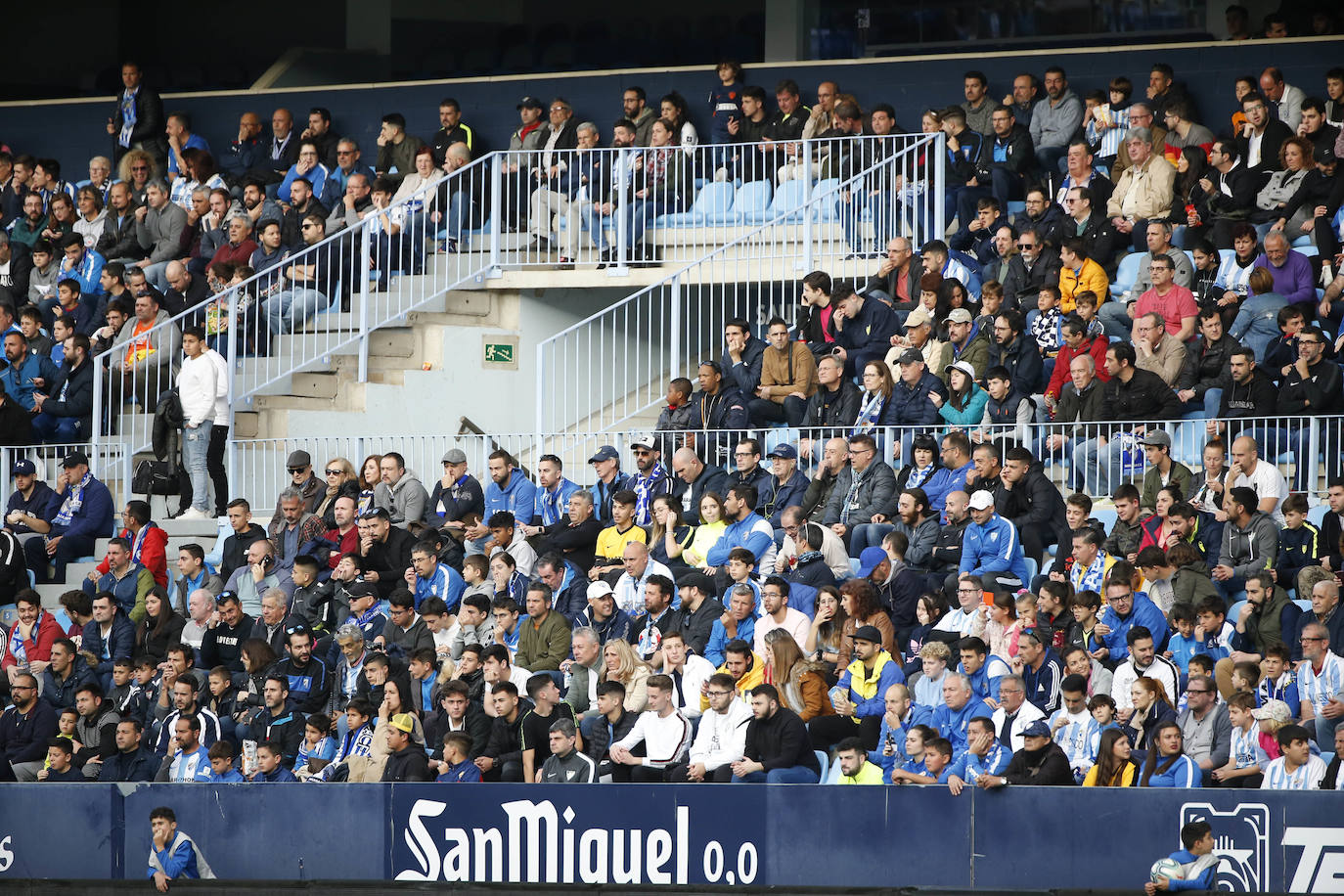 Fotos: ¿Estuviste en el Málaga-Racing? Búscate en las gradas de La Rosaleda