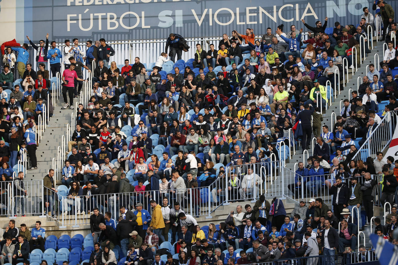 Fotos: ¿Estuviste en el Málaga-Racing? Búscate en las gradas de La Rosaleda