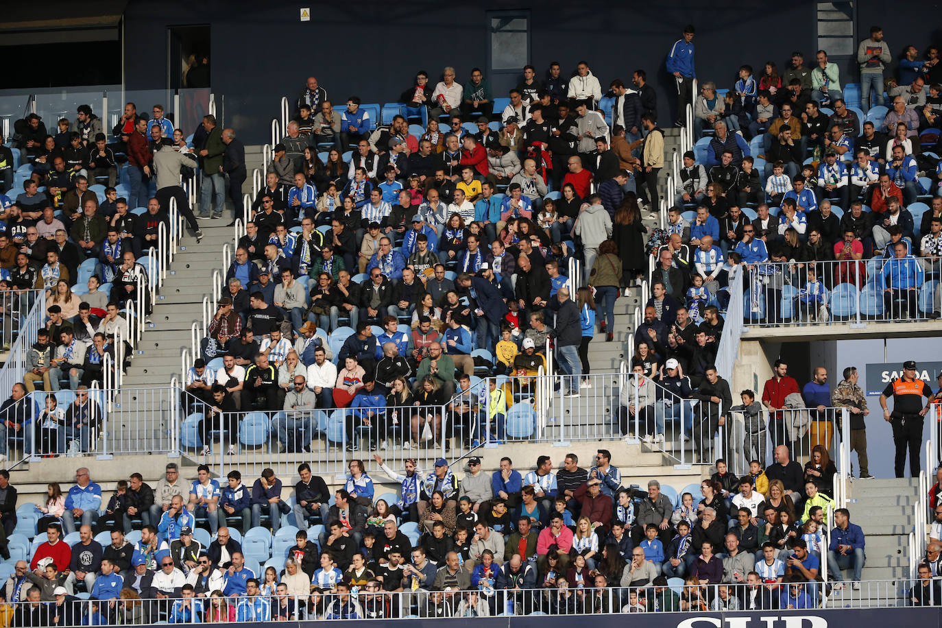 Fotos: ¿Estuviste en el Málaga-Racing? Búscate en las gradas de La Rosaleda